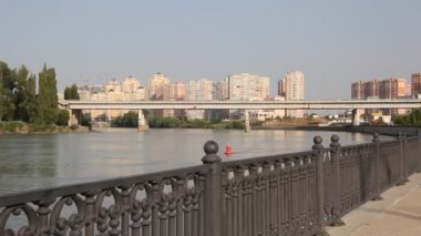Krasnodar, Rusya Federasyonu-Ağustos 23,2018: Kuban Nehri ve sahilde modern evler.
