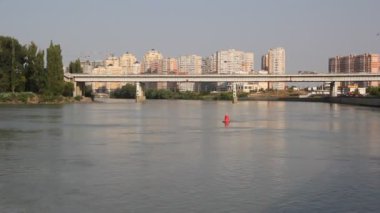 Krasnodar, Rusya Federasyonu-Ağustos 23,2018: Kuban Nehri ve sahilde modern evler.
