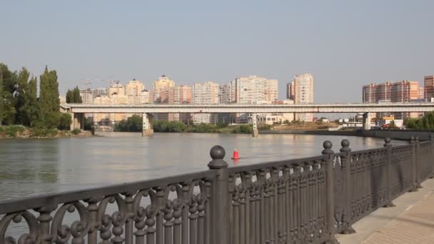 Krasnodar Rusland Augustus 2018 Rivier Koeban Moderne Huizen Aan Kust — Stockvideo