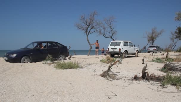 Primorsko Akhtarsk Rusia Agosto 2018 Jeep Tira Del Coche Sobre — Vídeo de stock