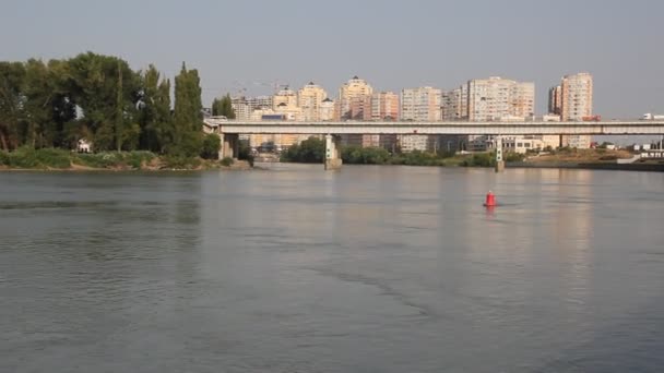 Krasnodar Rusia August 2018 Râul Kuban Casele Moderne Țărm — Videoclip de stoc