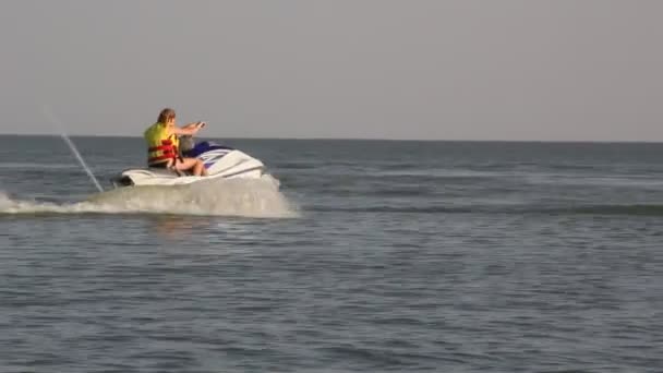 俄罗斯 Primorko Akhtark 2016年6月4日 两名少女乘坐喷气滑雪在海上 — 图库视频影像