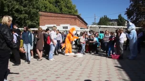 Primorsko Akhtarsk Rusia Septiembre 2018 Los Niños Corren Juegan Patio — Vídeo de stock