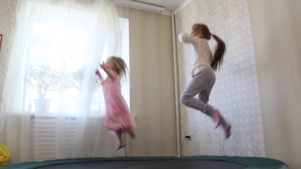 Twee Kleine Meisjes Springen Trampoline — Stockvideo