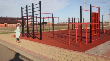 Dışarıdaki oyun parkında çekici küçük bir kız.