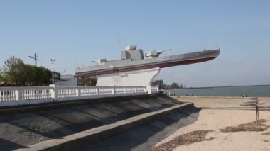 Primorsko-Akhtarsk, Rusya - 24 Nisan 2018: Rıhtımdaki Azov filosunun zırhlı teknesinin anıtı. Primorsko-Akhtarsk Azov Denizi 'nde küçük bir kasabadır..
