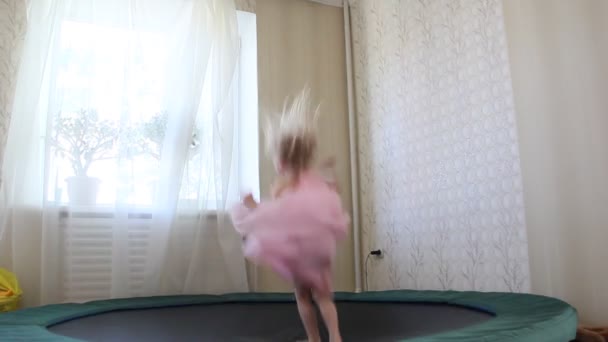 Liten Flicka Rosa Klänning Som Hoppar Studsmatta — Stockvideo