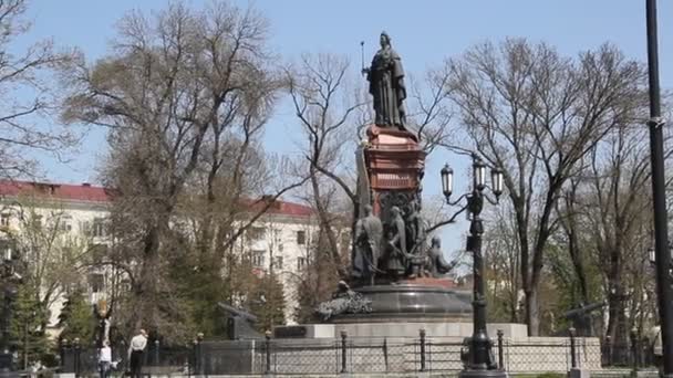 俄罗斯克拉斯诺达尔 2018年4月10日 克拉斯诺达尔凯瑟琳广场上的凯瑟琳二世纪念碑 — 图库视频影像