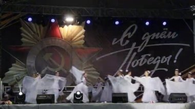 Primorsko-Akhtarsk, Rusya Federasyonu - 9 Mayıs 2018: 9 Mayıs zafer bayramı kutlaması. Kare kasaba Primorsko-Akhtarsk içinde festival konser