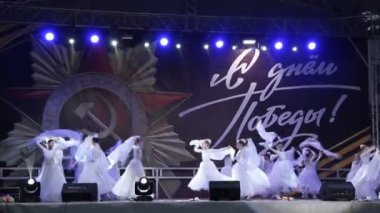 Primorsko-Akhtarsk, Rusya Federasyonu - 9 Mayıs 2018: 9 Mayıs zafer bayramı kutlaması. Kare kasaba Primorsko-Akhtarsk içinde festival konser