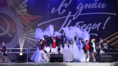 Primorsko-Akhtarsk, Rusya Federasyonu - 9 Mayıs 2018: 9 Mayıs zafer bayramı kutlaması. Kare kasaba Primorsko-Akhtarsk içinde festival konser