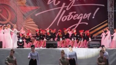 Primorsko-Akhtarsk, Rusya Federasyonu - 9 Mayıs 2018: 9 Mayıs zafer bayramı kutlaması. Kare kasaba Primorsko-Akhtarsk içinde festival konser