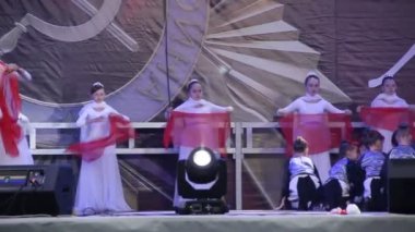 Primorsko-Akhtarsk, Rusya Federasyonu - 9 Mayıs 2018: 9 Mayıs zafer bayramı kutlaması. Kare kasaba Primorsko-Akhtarsk içinde festival konser