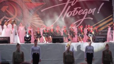 Primorsko-Akhtarsk, Rusya Federasyonu - 9 Mayıs 2017: 9 Mayıs zafer bayramı kutlaması. Kare kasaba Primorsko-Akhtarsk içinde festival konser.