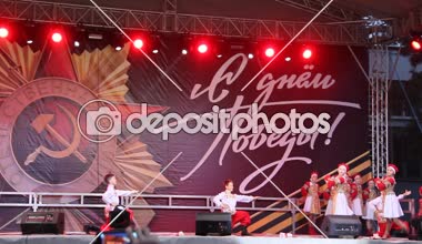Primorsko-Akhtarsk, Rusya Federasyonu - 9 Mayıs 2017: 9 Mayıs zafer bayramı kutlaması. Festival Konser kare kasaba Primorsko-Akhtarsk içinde. Rus halk dansları