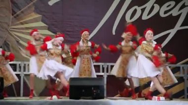 Primorsko-Akhtarsk, Rusya Federasyonu - 9 Mayıs 2017: 9 Mayıs zafer bayramı kutlaması. Festival Konser kare kasaba Primorsko-Akhtarsk içinde. Rus halk dansları