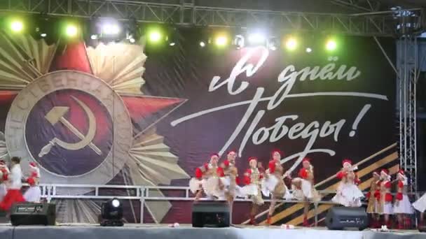 プリモルスコに位置 Akhtarsk ロシア 2017 日の戦勝記念日のお祝い プリモルスコ Akhtarsk の町の広場のお祭りコンサート ロシアの民族舞踊 — ストック動画
