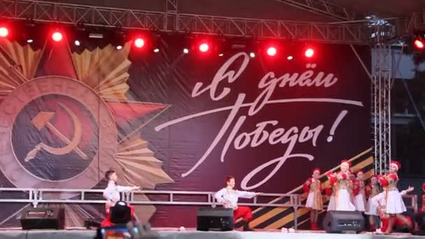 俄罗斯 Primorko Akhtarksk 2017年5月9日 5月9日胜利日的庆祝活动 Primorsko Akhtarsk 镇的广场上举行节日音乐会 俄罗斯民间舞蹈 — 图库视频影像