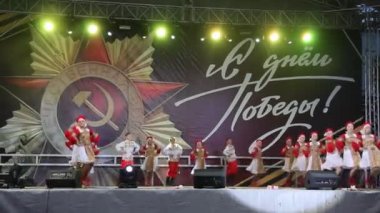 Primorsko-Akhtarsk, Rusya Federasyonu - 9 Mayıs 2018: 9 Mayıs zafer bayramı kutlaması. Kare kasaba Primorsko-Akhtarsk içinde festival konser