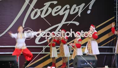 Primorsko-Akhtarsk, Rusya Federasyonu - 9 Mayıs 2017: 9 Mayıs zafer bayramı kutlaması. Festival Konser kare kasaba Primorsko-Akhtarsk içinde. Rus halk dansları