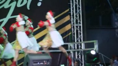 Primorsko-Akhtarsk, Rusya Federasyonu - 9 Mayıs 2017: 9 Mayıs zafer bayramı kutlaması. Festival Konser kare kasaba Primorsko-Akhtarsk içinde. Rus halk dansları