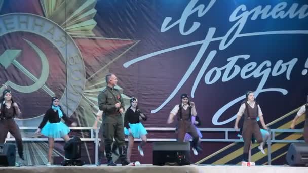 俄罗斯 Primorsko Akhtarsk 2018年5月9日 5月9日胜利日的庆祝活动 普里莫尔斯科 阿克塔尔斯克镇广场上的节日音乐会 — 图库视频影像