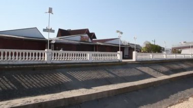 Primorsko-Akhtarsk, Rusya - 24 Nisan 2018: Rıhtımdaki Azov filosunun zırhlı teknesinin anıtı. Primorsko-Akhtarsk Azov Denizi 'nde küçük bir kasabadır..
