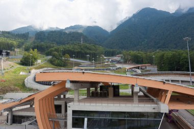 Rosa Khutor, Rusya Federasyonu - 12 Ağustos 2014: Kayak görünümlerini teleferik ile Rosa Khutor tatil. Burada Kış Olimpiyat Oyunları 2014 tüm ana yarışmalar olduğunu.