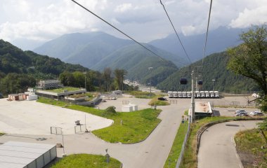 Rosa Khutor, Rusya Federasyonu - 12 Ağustos 2014: Kayak görünümlerini teleferik ile Rosa Khutor tatil. Burada Kış Olimpiyat Oyunları 2014 tüm ana yarışmalar olduğunu.