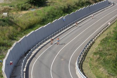 Rosa Khutor, Rusya Federasyonu - 12 Ağustos 2014: Kayak görünümlerini teleferik ile Rosa Khutor tatil. Yolda sporcular yetiştirmek