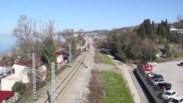 Sochi Rússia Março 2016 Uma Visão Superior Trem Movimento Ferrovia — Vídeo de Stock