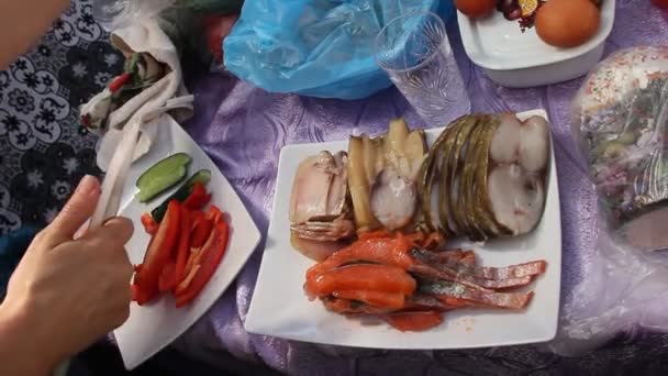 Schneiden Von Frischem Gemüse Und Fischstücken Auf Dem Gericht — Stockvideo