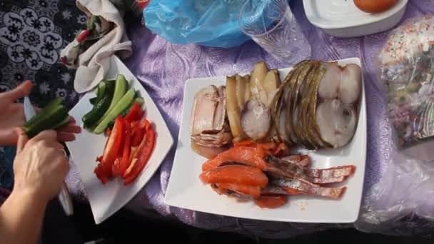 Schneiden Von Frischem Gemüse Und Fischstücken Auf Dem Gericht — Stockvideo