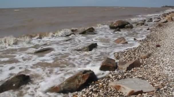 狂风暴雨的大海和岩石海岸 克拉斯诺达尔地区的阿佐夫海海岸 — 图库视频影像
