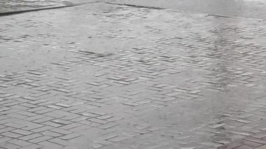 Bulutlu hava. Kaldırım ve yol üzerinde ağır yaz yağmur geliyor