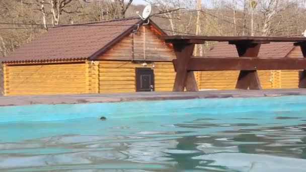 Venkovní plavecký bazén a dřevěné domy