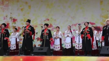 Anapa, Rusya Federasyonu - 23 Eylül 2017: Amatör Korosu şarkı söylüyor. Kadın ve erkek kazak elbise sahnede. Şehrin Anapa şenlikte konser