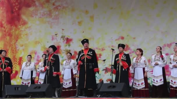 阿纳帕 俄罗斯 2017年9月23日 业余合唱团唱歌 穿着哥萨克衣服的男人和女人在舞台上 音乐会在城市 Anapa 的庆祝 — 图库视频影像
