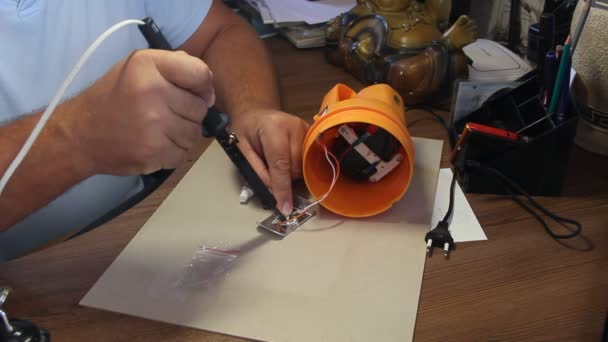 Ein Mann Repariert Eine Taschenlampe Ersatz Der Led Der Taschenlampe — Stockvideo