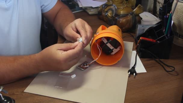 Man Reparerar Ficklampa Byta Led Ficklampan — Stockvideo