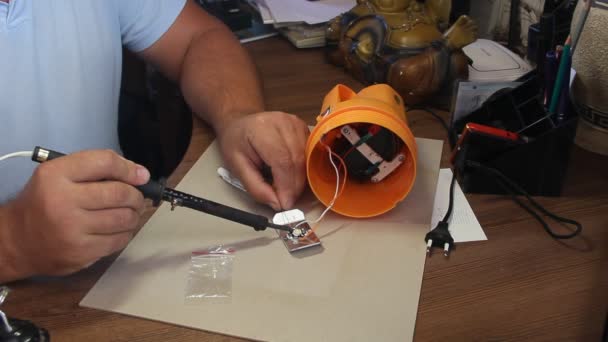 남자는 손전등을 복구합니다 손전등에서 Led — 비디오