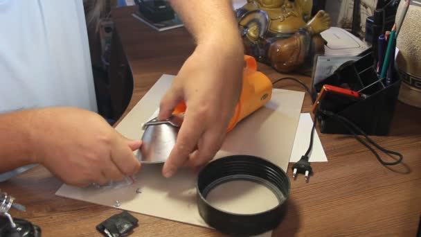 Homem Repara Uma Lanterna Substituindo Led Lanterna — Vídeo de Stock