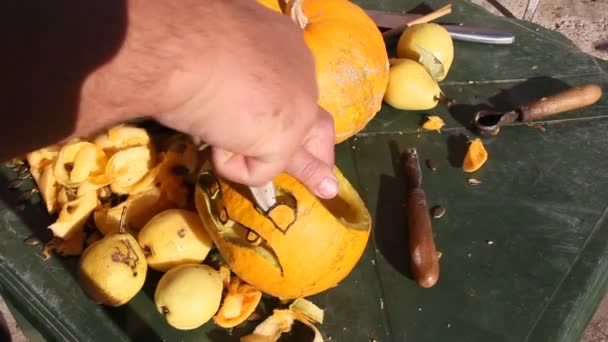 Mann Schnitzt Laterne Aus Einem Kürbis Vorbereitungen Für Halloween Menschenhände — Stockvideo