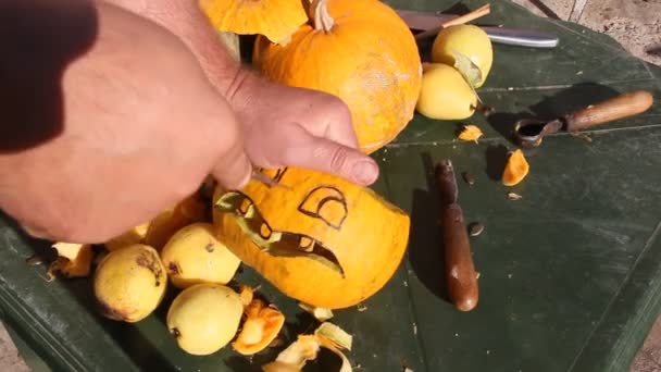 Człowiek Rzeźbi Lampion Dyni Przygotowanie Halloween Szczelnie Góry Ręce Mężczyzny — Wideo stockowe