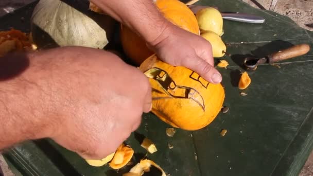 Mann Schnitzt Laterne Aus Einem Kürbis Vorbereitungen Für Halloween Menschenhände — Stockvideo