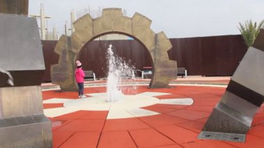 Adler, Rusya - 6 Mart 2016: Dekoratif Çeşme eğlenceleri 