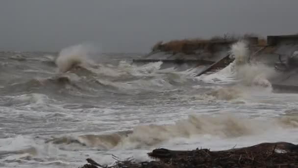 Ein Heftiger Sturm Auf See Schmutzige Und Schäumende Wellen Brechen — Stockvideo