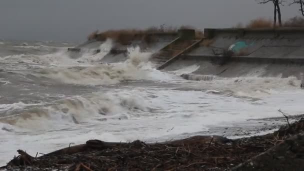 Une Violente Tempête Mer Vagues Sales Mousseuses Brisant Sur Plage — Video