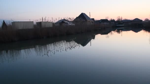 Domy Stavby Břehu Přítmí Tmavé Domy Odrážejí Světlé Vodě — Stock video