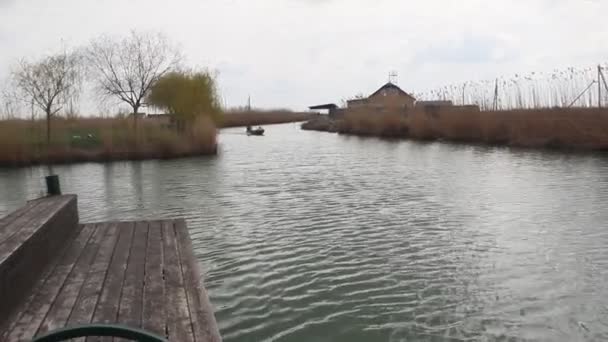 Het Kanaal Avond Aan Kust Zijn Huis — Stockvideo